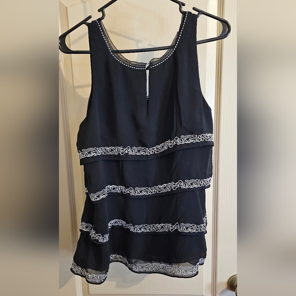 White House Black Market Medium Sleeveless Black Blouse Zips On The Side - Picture 3 of 4
